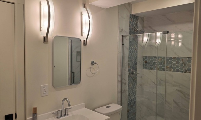 Tallyn's Reach House | Charming 2-bedroom Walkout Basement, Private Entrance, in Aurora with Wi-Fi,TVn