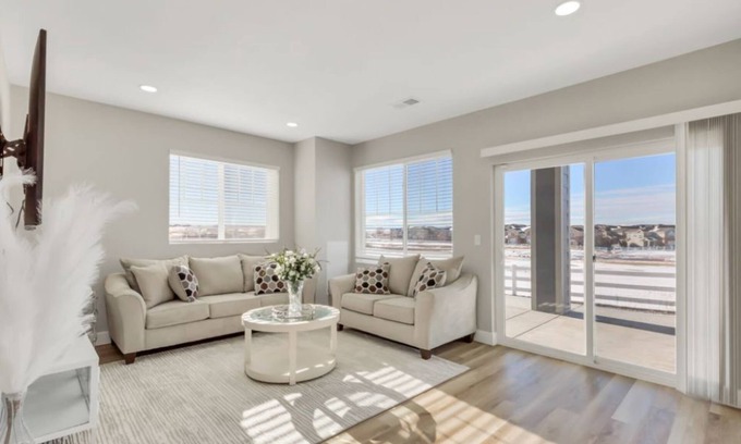 Aurora House | Charming 2-bedroom walkout basement house with WiFi, AC in pleasant Aurora