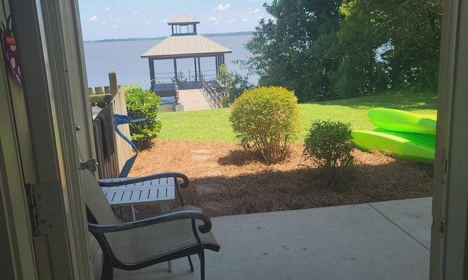 Summerton Condo | Charming 2 Bedroom Waterfront Lake Marion Condo