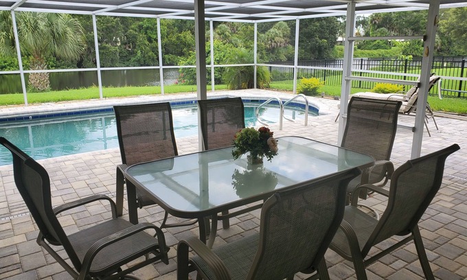 Laurel House | Charming 2-beds house on the lake. Pool and large patio. Close to the beaches.