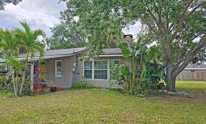 Southgate House | Charming 2 BR/2 B Bungalow on 1/3 acre with plenty of room for boat/RV parking