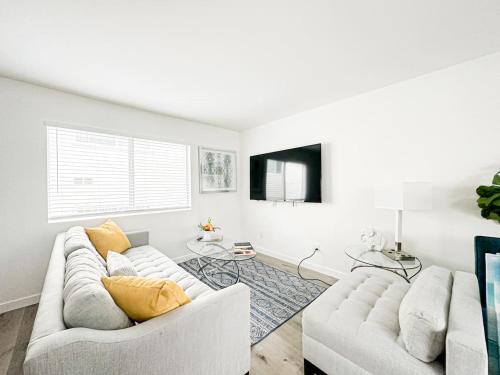 Universal City House | Charming 2-BR, 2-Story Home in Heart of LA - BR4