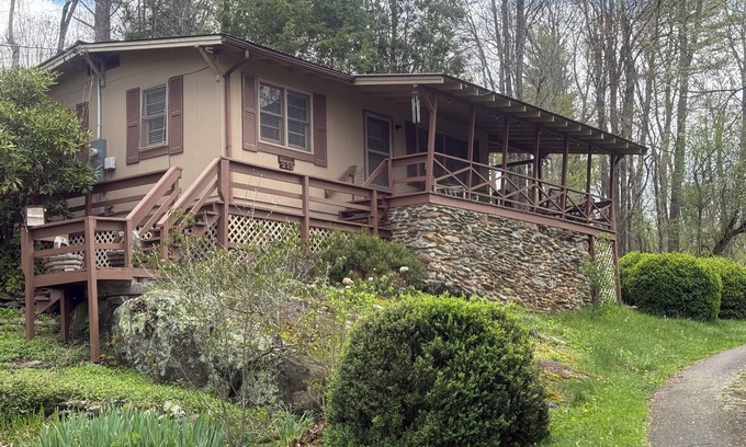 Newland Cottage | Charming 2-BR Country Cottage-Very Convenient to Linville, Banner Elk, Newland.