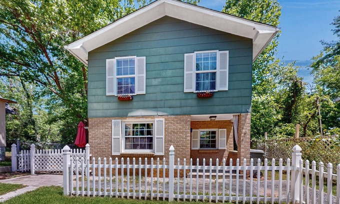 Hendersonville House | Charming 2 BR house near downtown Hendersonville w/washer/dryer
