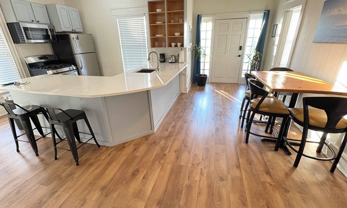 Midtown House | Charming 2-BRoom in the heart of Memphis. Easy access to restaurants and shops.
