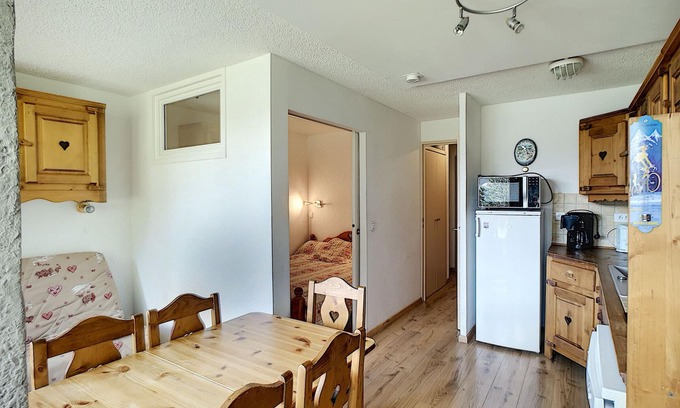 Reberty Apartment | Charming 2-Room Cabin for 6, Ski-in/Ski-out, South-Facing Balcony, Beautiful Views, Parking Included