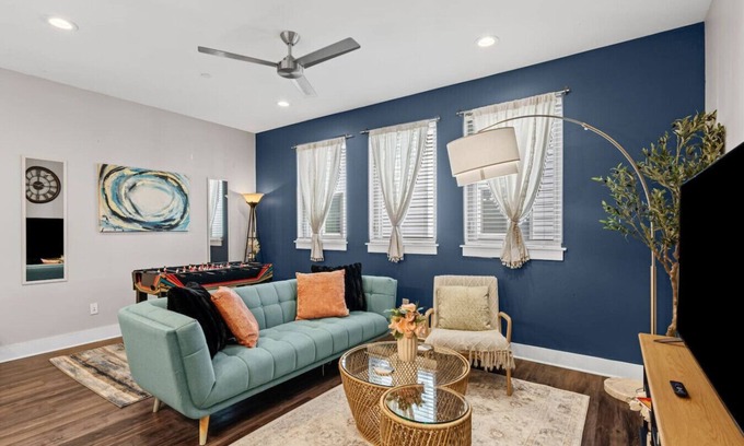 Fort Worth House | Charming 2BD: In the Heart of Magnolia & Stylish!