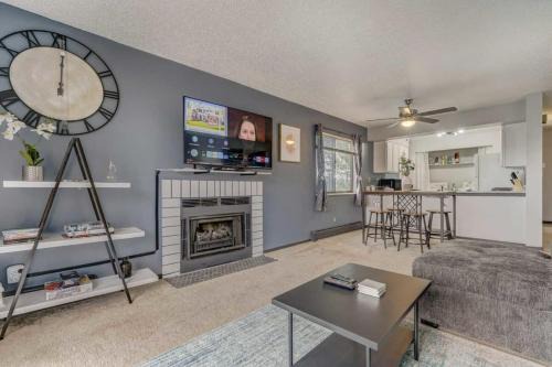 Northeast Colorado Springs Apartment | Charming 2bd Near to Stores Restaurants & Hiking