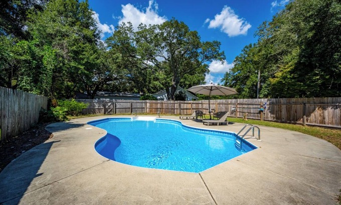 Florida Panhandle House | Charming 2bedroom house in amazing Pensacola w/Private Pool and 3/4 acre yard