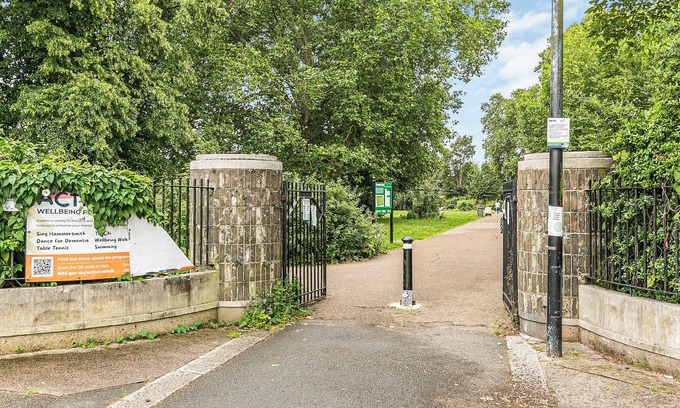 Wormholt and White City Apartment | Charming 2BR Family Home with Private Garden