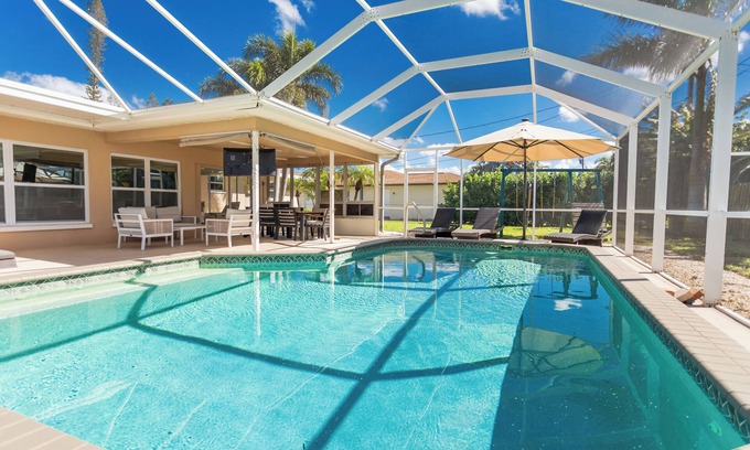 Caloosahatchee House | Charming 2BR Pool House in Cape Coral - Private Oasis with Stunning Sunsets