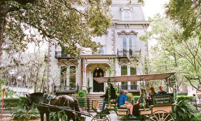 Savannah Victorian District House | Charming 2BR Retreat I Forsyth Park Location I Walk Downtown