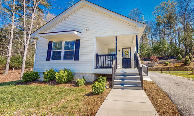 Fletcher House | Charming 2BR Retreat with Full Kitchen, Wifi and Gas Grill for Outdoor Dinning