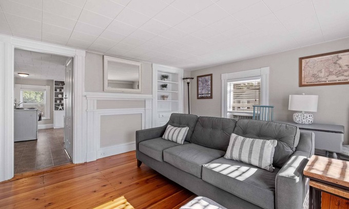 Exeter Apartment | Charming 2nd Flr Large 1 Bed - Short to Midterm Rental