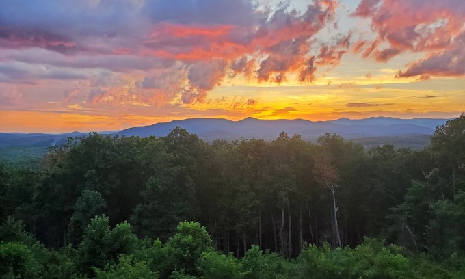 Helen Cabin | Charming 3 BD Cabin Stunning Views Overlooking the AT