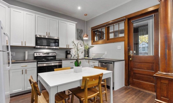 Southmoreland Condo | Charming 3 Bd Condo In The Heart of KC! 09