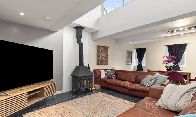 Haverfordwest Apartment | Charming 3-Bed Apartment in Haverfordwest