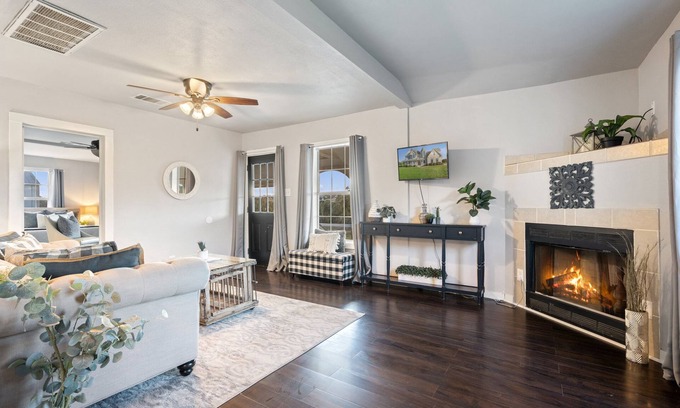 Dripping Springs House | Charming 3-bedroom house with AC and WiFi in the heart of Dripping Springs!
