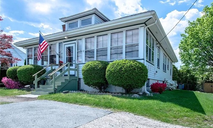 Middletown House | Charming 3 Bed with large backyard close to Newport