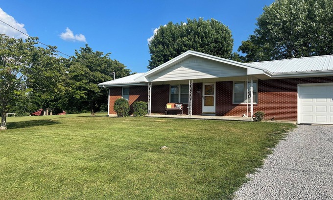 Campbellsville House | Charming 3-bedroom country house just minutes from Green River Lake.