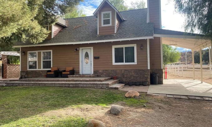 Canyon Country House | Charming 3-Bedroom Newly Remodeled Guest House on Equestrian Ranch