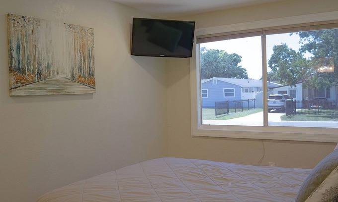 St. Petersburg - Clearwater House | Charming 3-bedroom house with WiFi, AC in brilliant St. Petersburg
