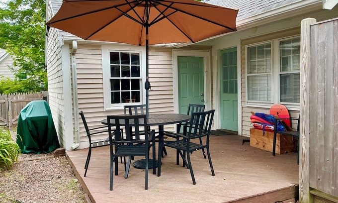 West Hyannisport House | CHARMING 3 BEDROOM, 2 BATH, PET FRIENDLY HOUSE-A/C-BEACH PASS INCLUDED