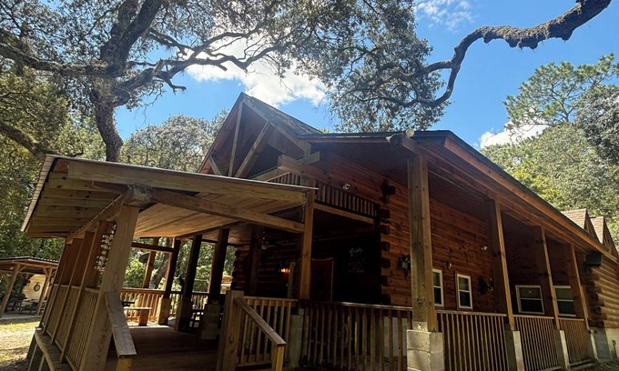 Fort McCoy Cabin | Charming 3 Bedroom, 2 Bath Custom Built Log Cabin in Ocala National Forest.