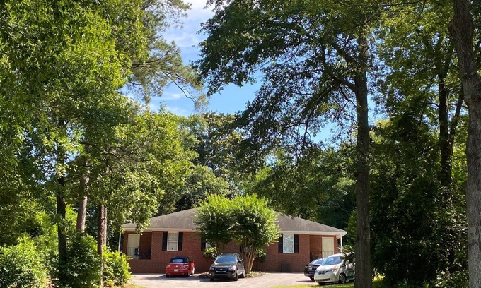 Lexington Apartment | Charming 3 Bedroom/2 Bath duplex (Completely Furnished + utilities).
