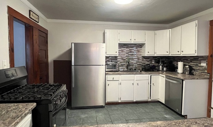 Woodville Apartment | Charming 3-bedroom apartment in historic Grafton with WiFi