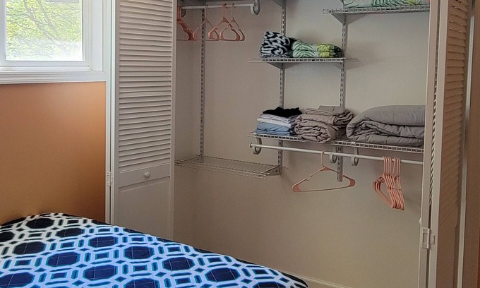 North East Cottage | Charming 3-bedroom cottage in North East with WiFi, AC, Lake Erie Sunsets