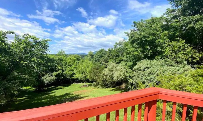 Rileyville Cabin | Charming 3-bedroom cabin with Moutain Views, Hottub, WiFi in Shenandoah.