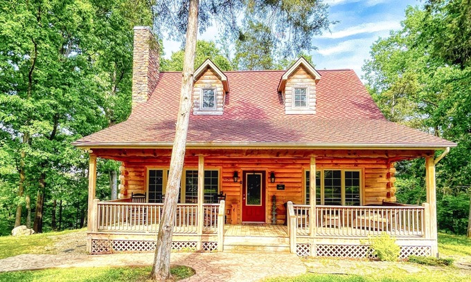 Shenandoah Cabin | Charming 3 bedroom cabin in Shenandoah with hot tub, firepit and river access