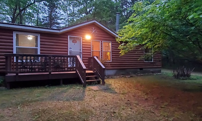 Crivitz Cabin | Charming 3-bedroom cabin in lovely Crooked Lake with AC, WiFi, ATV Trails