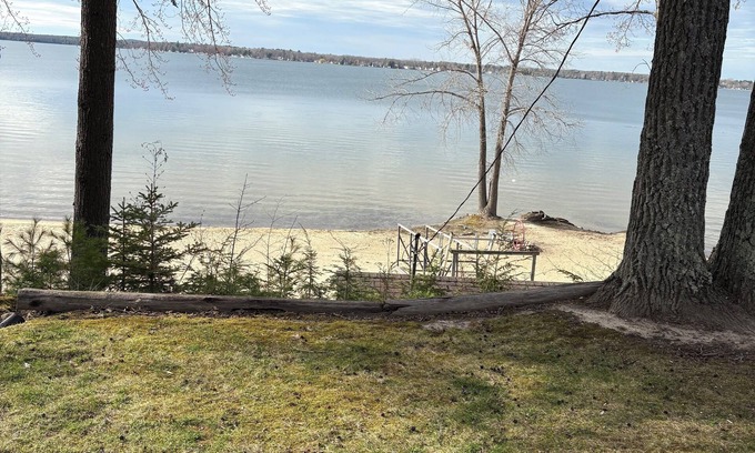 Lake City Cottage | Charming 3 bedroom cottage on Lake Missaukee in beautiful Lake City with WiFi