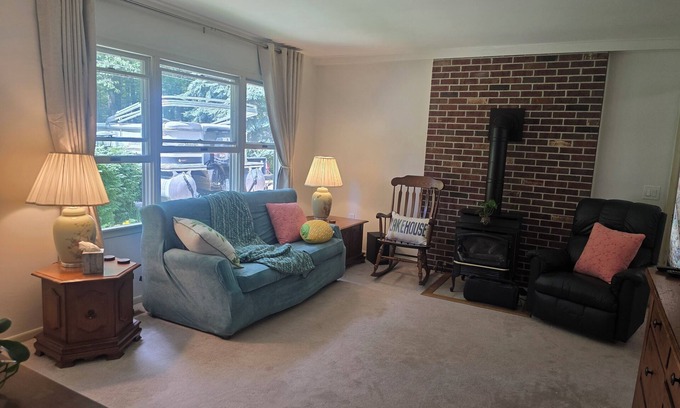 Higgins Lake Cottage | Charming 3-bedroom cottage with AC and WiFi at Higgins Lake.