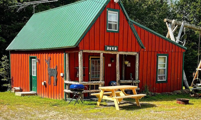Solon Cottage | Charming 3-bedroom cottage in peaceful Solon with WiFi