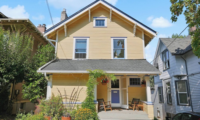 Belmont House | Charming 3-bedroom Craftsman house in Laurelhurst