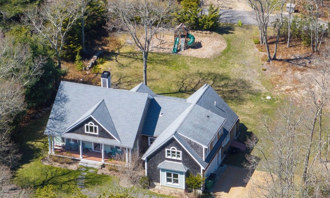 Tisbury House | Charming 3-bedroom family home with WiFi and AC in Vineyard Haven.