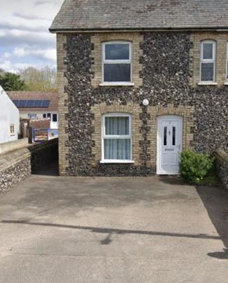 Lakenheath House | Charming 3 bedroom flint cottage