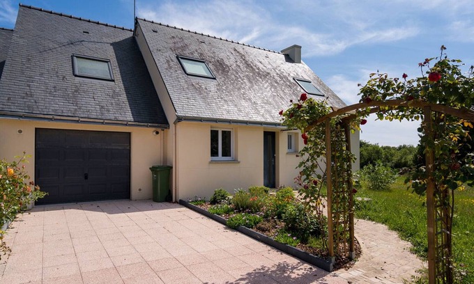 Locmariaquer Villa | Charming 3-Bedroom House in Locmariaquer with Garden, Terrace, and Free Wi-Fi