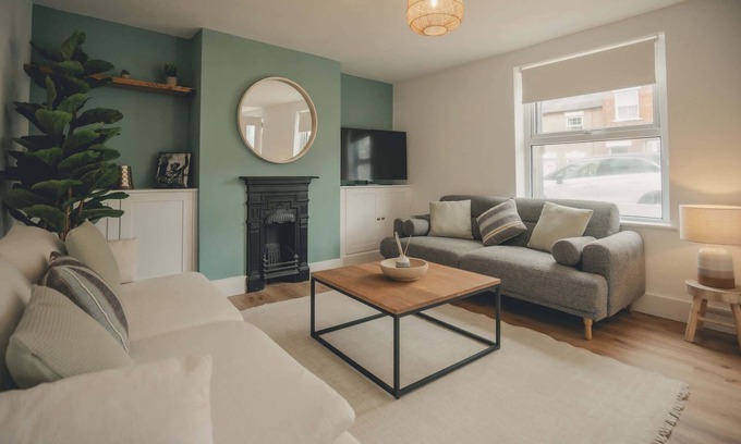 Old Trafford House | Charming 3 Bedroom Home with Garden in Banbury