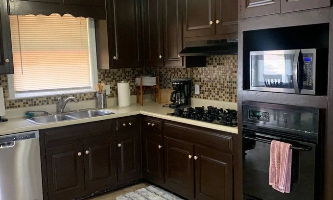 Alpharetta House | Charming 3-bedroom house with WiFi, AC in peaceful Alpharetta