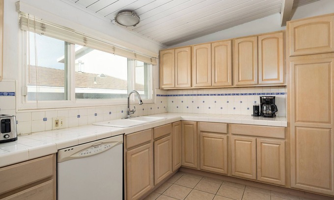 El Segundo House | Charming 3-bedroom house in pleasant El Segundo with AC, WiFi, in-unit W/D