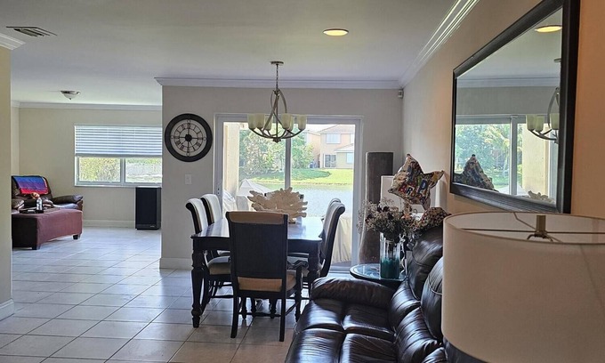 Inverrary House | Charming 3-bedroom house in wonderful Lauderhill with AC, WiFi