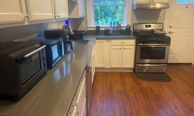 Perry North House | Charming 3-bedroom house in Pittsburgh with WiFi 10 Min to Stadiums 2 King Beds