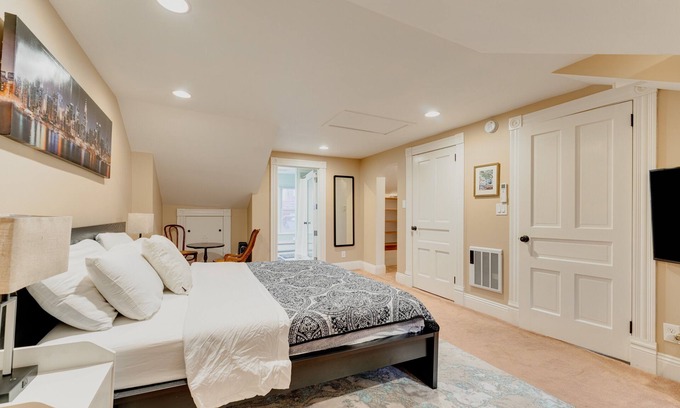 South Side Flats House | Charming 3-bedroom house with AC, WiFi in brilliant Pittsburgh