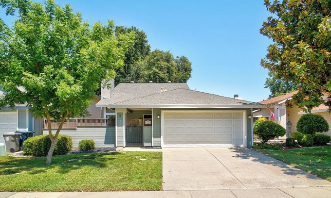 Pocket House | Charming 3-bedroom house in delightful Sacramento with AC, WiFi