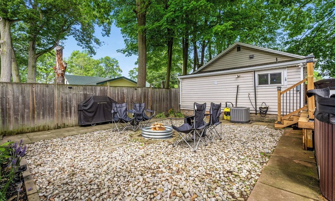 Crystal Beach House | Charming 3-Bedroom House with WiFi, AC & Hot Tub in Brilliant Crystal Beach