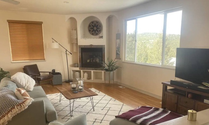Evergreen House | Charming 3 Bedroom Home in the Mountains